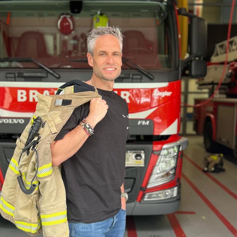 Ramon Jansen van LuxBHV op de kazerne, met zijn brandweerjas over zijn schouder