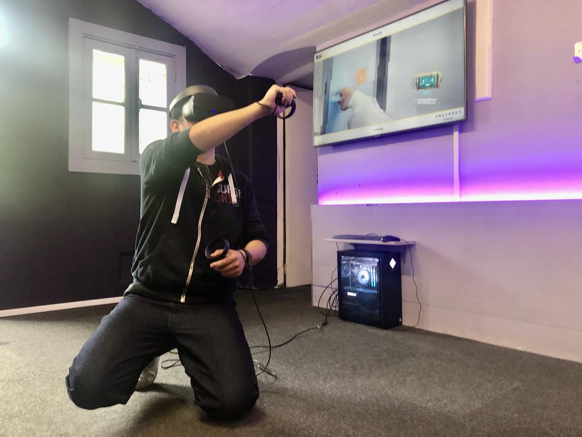 Deelnemer oefent een brandscenario met een VR bril tijdens een BHV teamuitje van LuxBHV