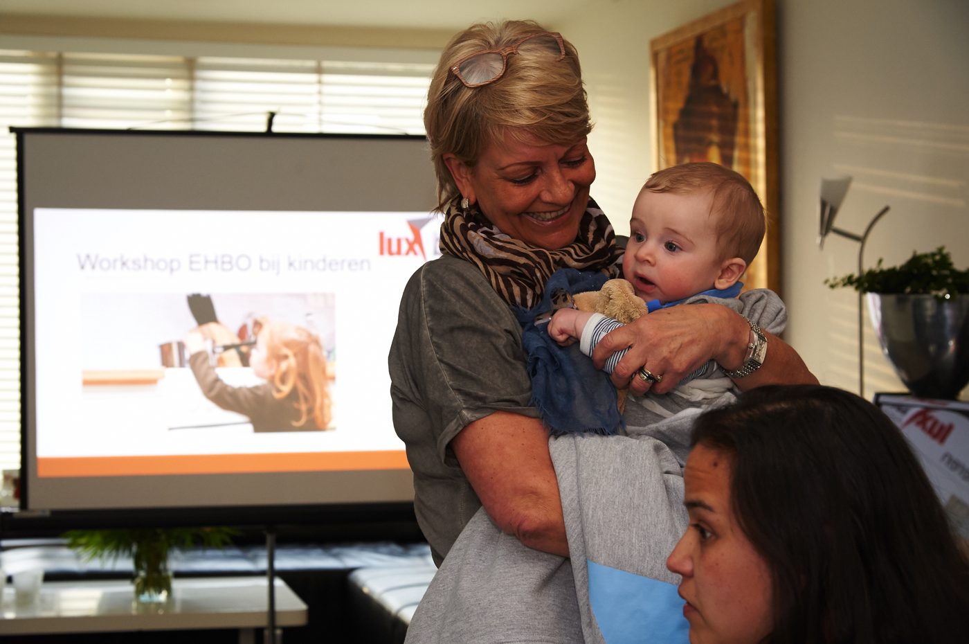 Instructeur van LuxBHV met een baby tijdens de workshop EHBO bij kinderen