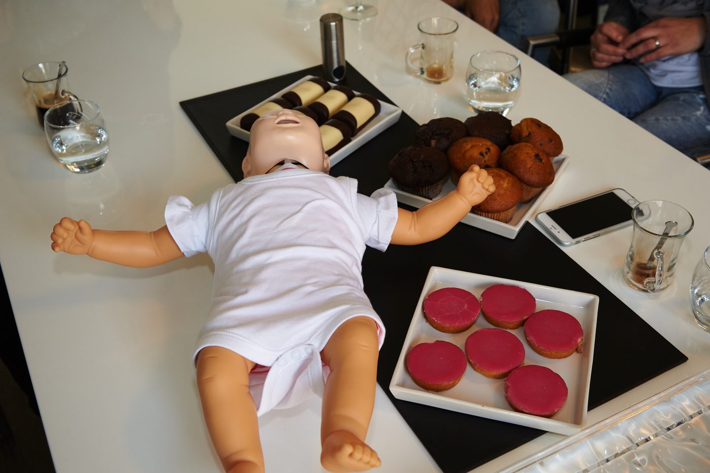 Oefenpop op tafel tussen de koffie en het gebak tijdens een workshop aan huis